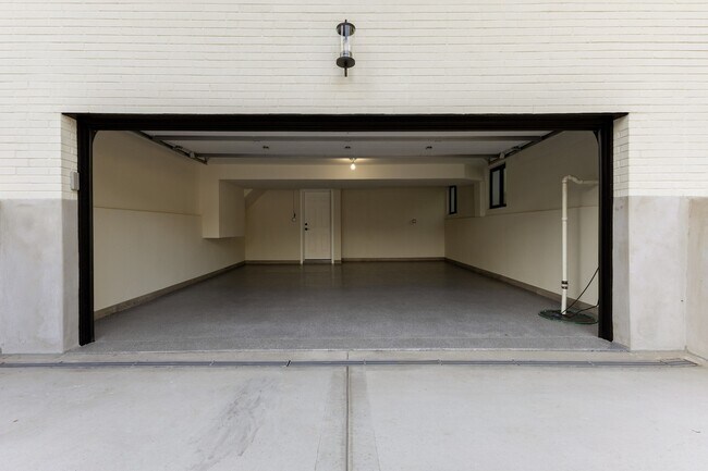 Building Photo - 820 N Merrill St