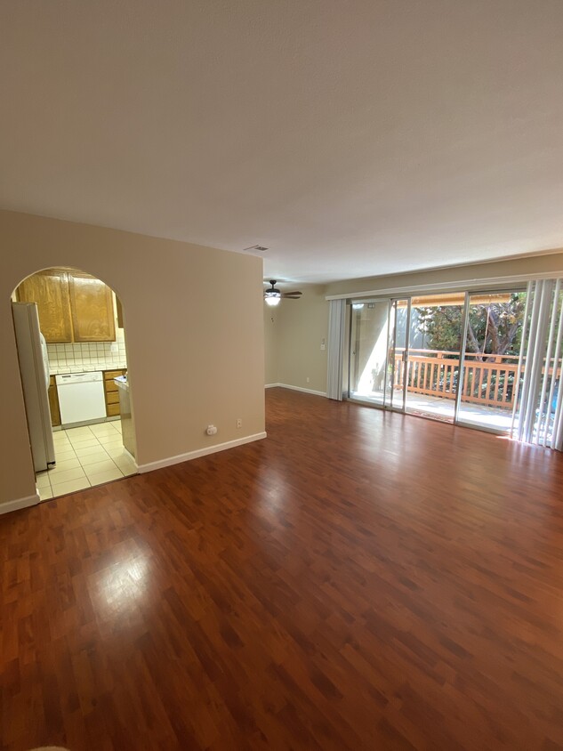 Entrance to Living room - 1107 Alta Mira Dr