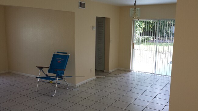 Puerta corrediza al patio trasero - 19601 SW 103rd Ct