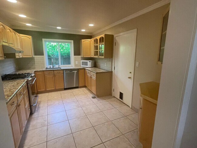 Building Photo - 2493 Fernwood Ave
