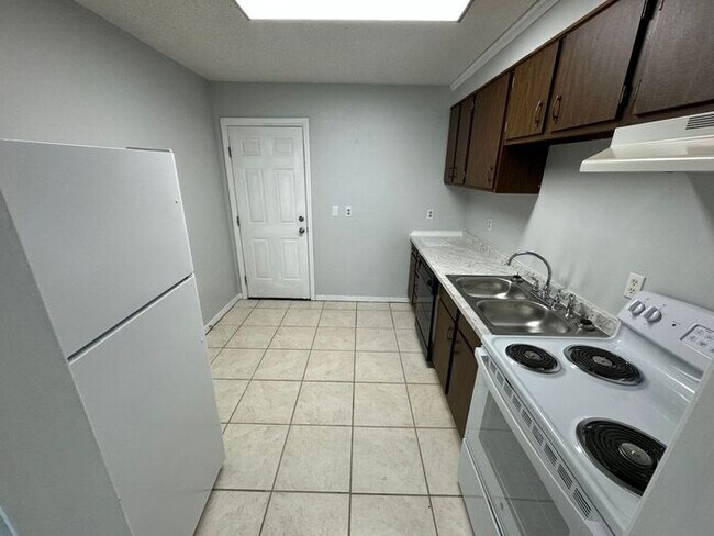 Foto del edificio - Pensacola - 2 Bedroom, 1 Bathroom - lawn care included