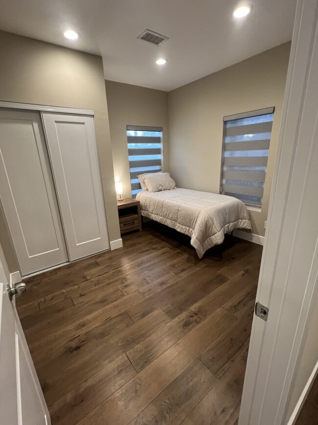 Building Photo - 843 N Orange St