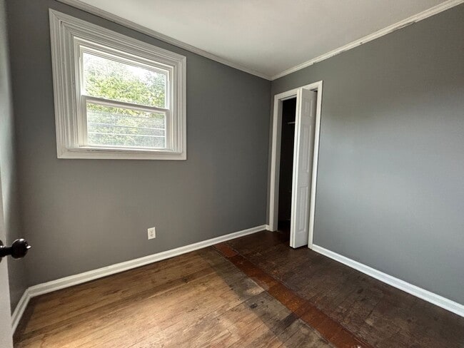 Building Photo - 3 Bed | 1 Bath | Private Patio | Unbeatable Value