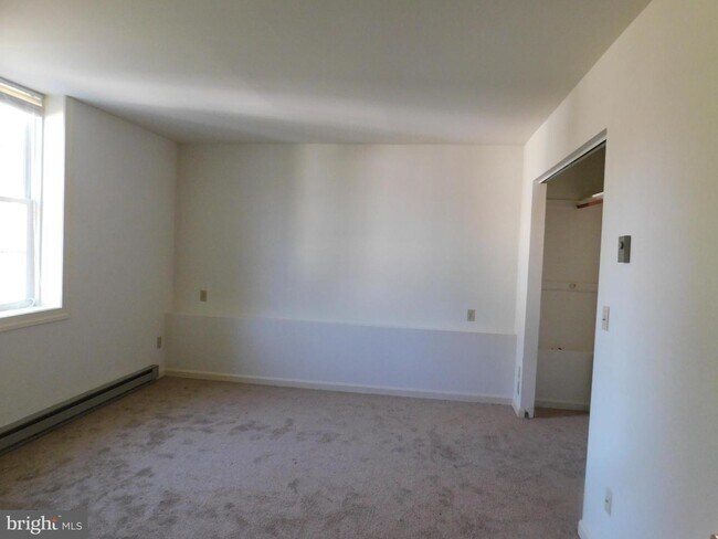 Building Photo - 16 E