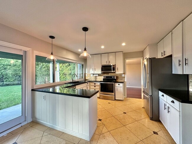 Building Photo - Elegant 3BR/2.5BA Home with Sparkling Pool!