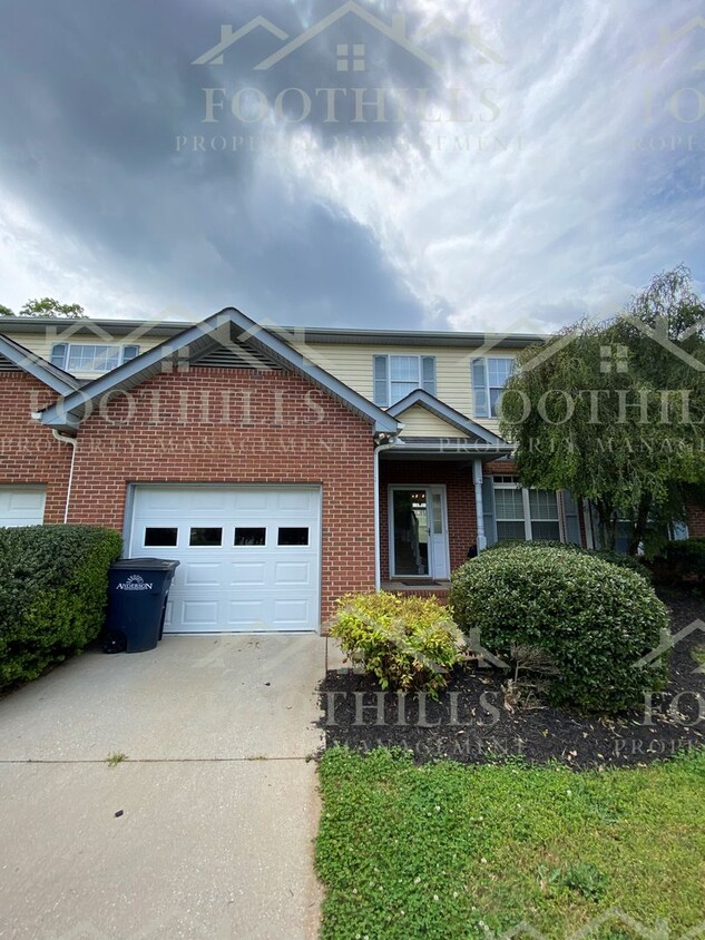 Foto principal - Conveniently Located 3 Bed, 2.5 Bath Townh...