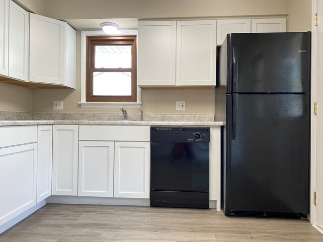 Foto del edificio - 3 Bedrooms 2 Full Bathrooms Finished Basem...