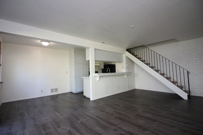 Foto del edificio - 2 Bedroom Condo Near Coddingtown