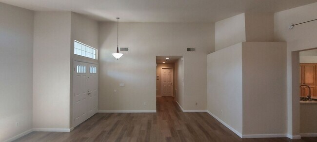 Building Photo - Antelope Single Story, - 3 bedroom, 2 bath - Separate Living Room, Family Room w/fireplace  Low M...