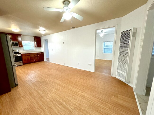 Foto del edificio - 220 E Home St