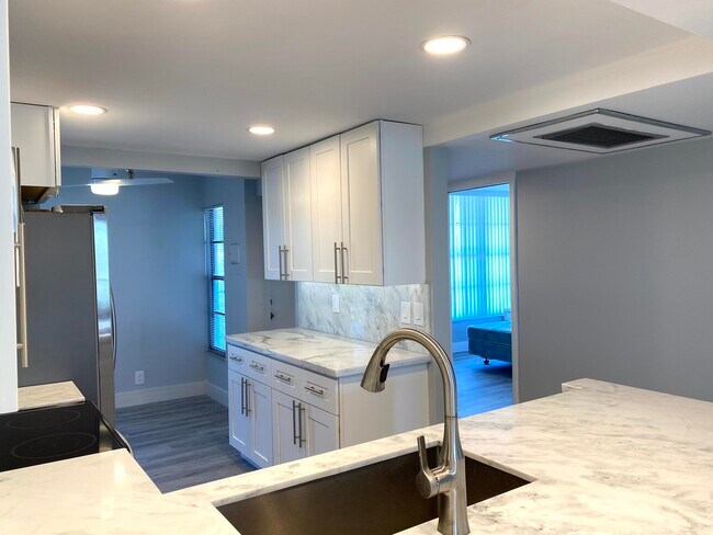 Building Photo - 20 Royal Palm Way