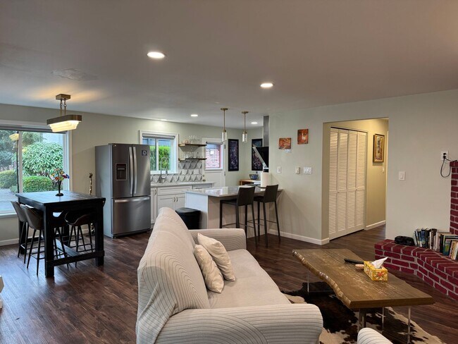 Building Photo - CLICK "REQUEST A TOUR" NOW!