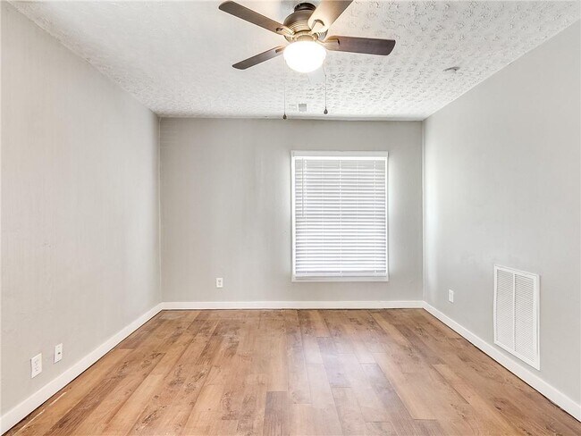 Foto del edificio - 1144 N McKinley Ave