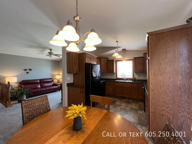 Foto del edificio - Perfect 3 bedroom home with a fenced yard ...