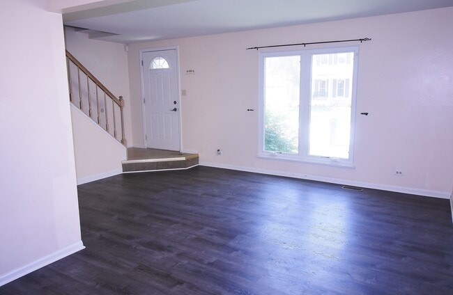 Building Photo - 2022 Redwood Dr