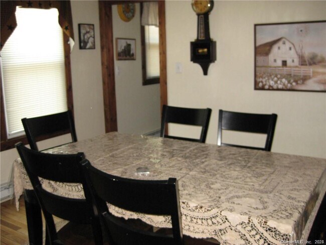 Foto del edificio - 34 Terryville Ave