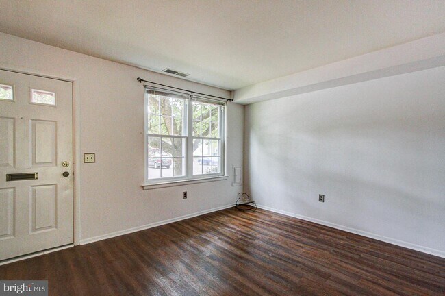 Building Photo - 2525 Devonshire Ct