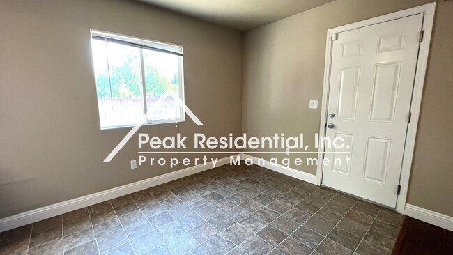 Foto del edificio - Wonderful Orangevale 3bd/1ba Duplex with 1...