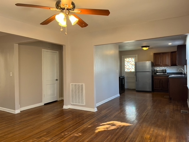 Foto del edificio - 2221 Sadler Ave