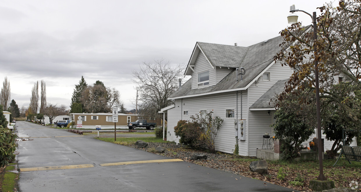 Building Photo - Elmwood Mobile Manor