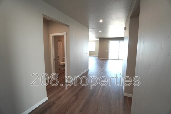 Foto del edificio - 14561 Pne Knl St