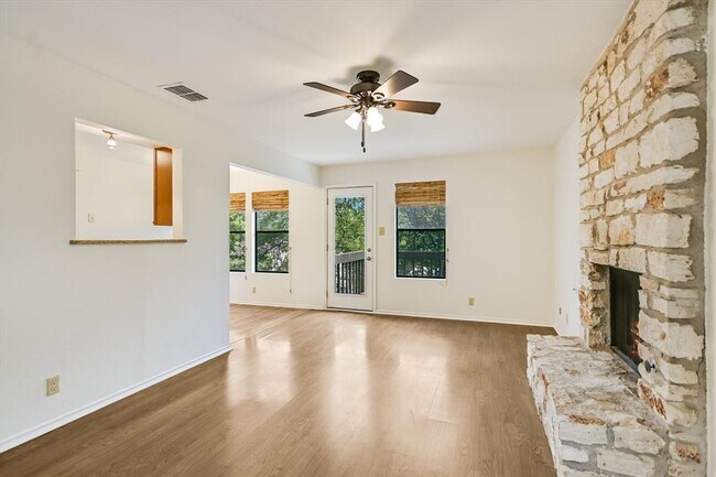 Foto del edificio - 3500 Larchmont Cove