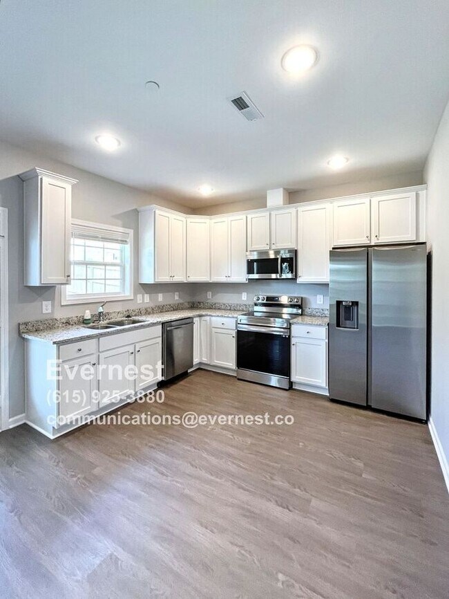 Building Photo - 4-Bedroom, 4-Bathroom Home with Modern Ame...