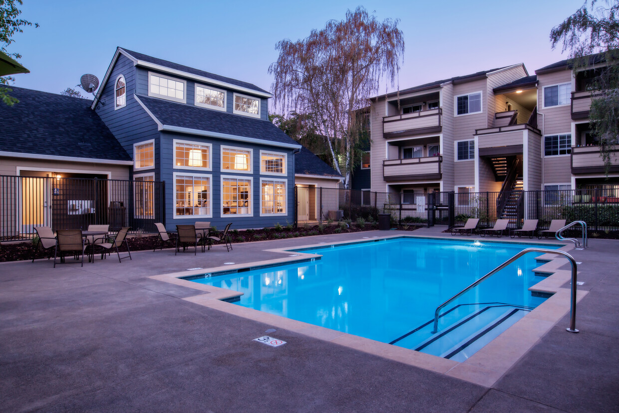 Swimming pool - eaves Walnut Creek