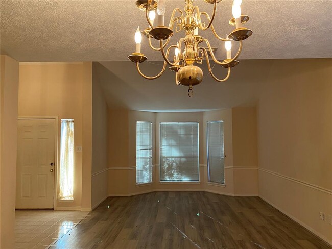 Building Photo - 215 W New Meadows Dr