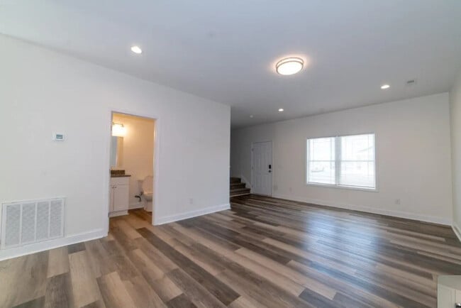 Building Photo - Midway Townhome