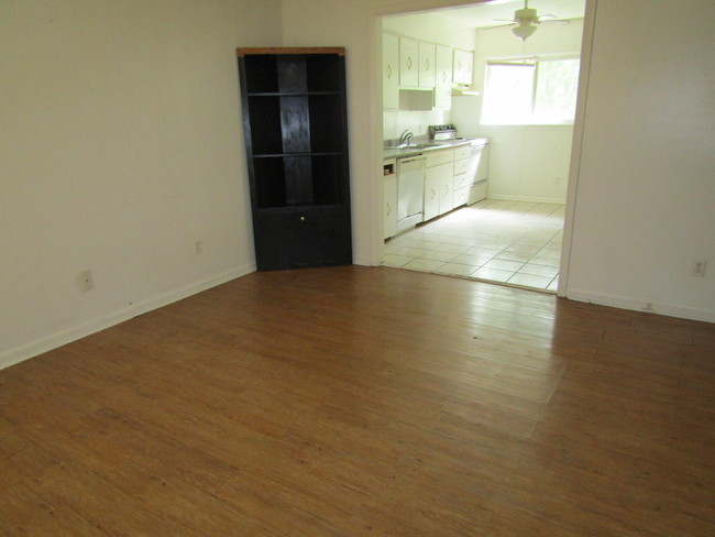 Foto del edificio - 128 Whispering Oaks Ln
