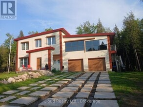 Building Photo - 2216 Champlain Rd