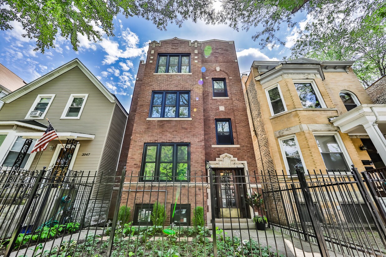 Primary Photo - 2051 W Montrose Ave