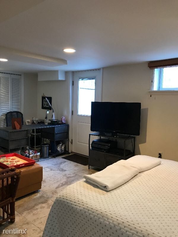 Foto del edificio - Studio, 1 bath House - 4504 Jones Bridge Road