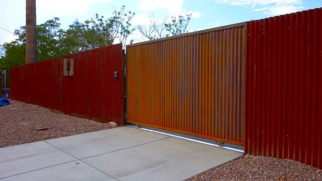 Foto del edificio - 3301 N Winstel Blvd