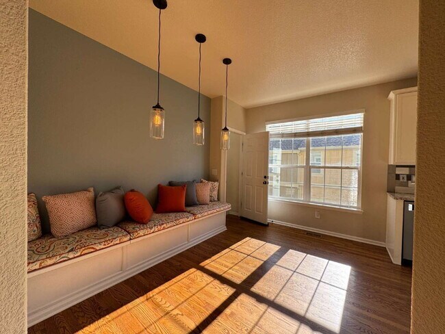 Foto del edificio - 631 Hanging Rock Pl