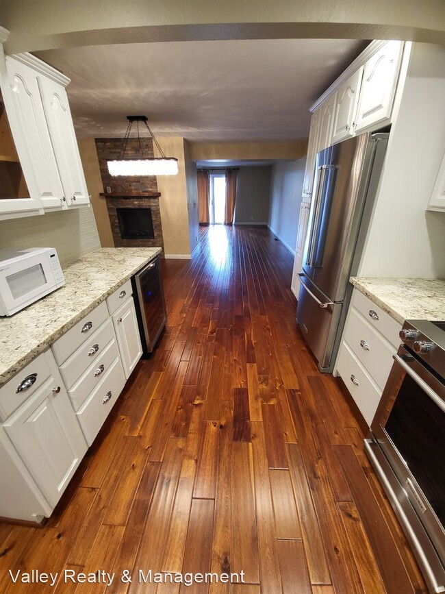 Building Photo - 2 br, 2.5 bath House - 1947 S. Villa Way