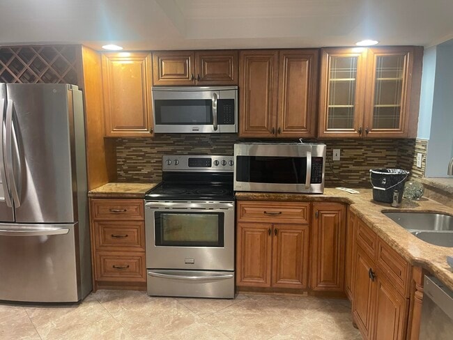 Building Photo - 6667 Racquet Club Dr
