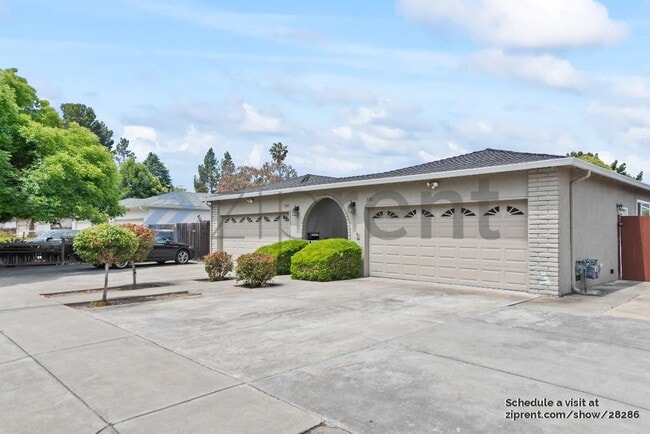 Building Photo - 3185 Country Dr