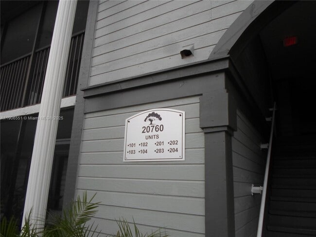 Building Photo - 20760 NE 4th Ct