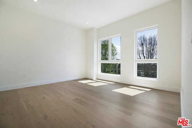 Foto del edificio - 2496 S Centinela Ave