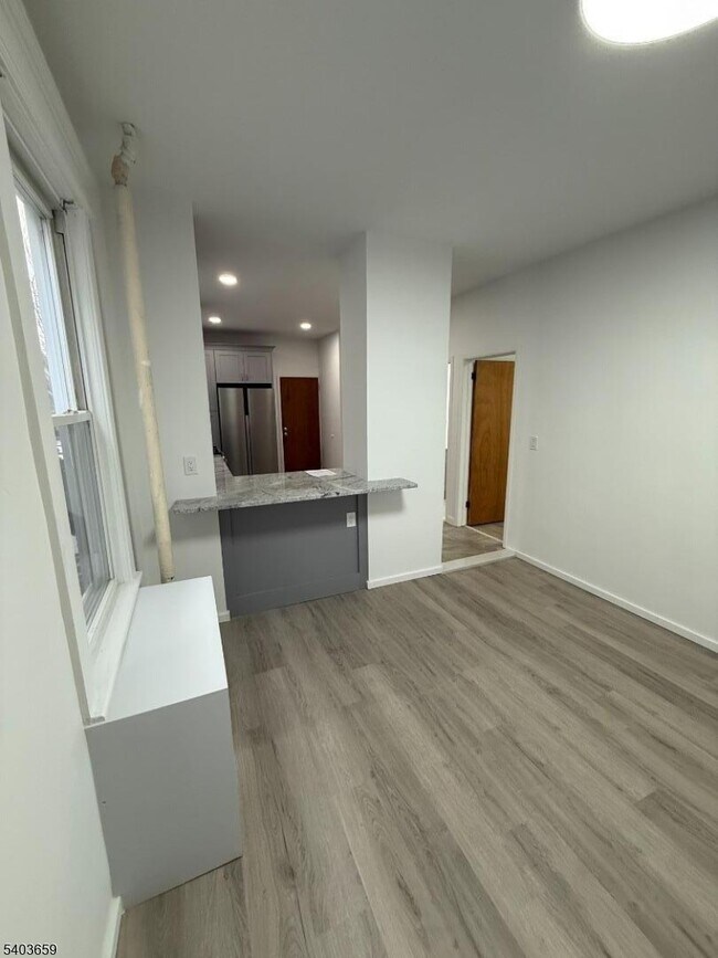 Foto del edificio - 740 Van Buren Ave