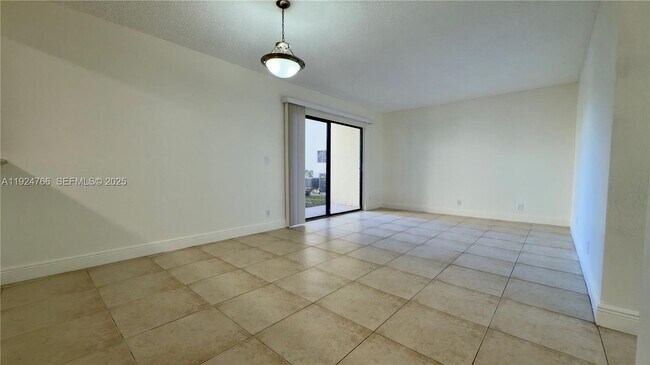 Foto del edificio - 1455 Lake Crystal Dr