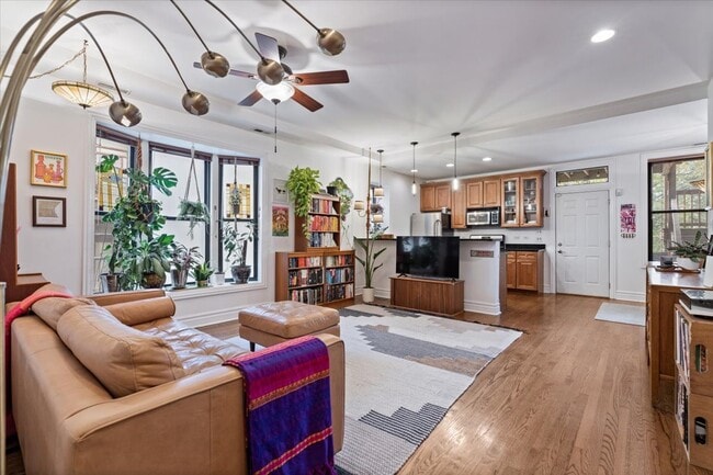 Foto del edificio - 1048 W Lawrence Ave