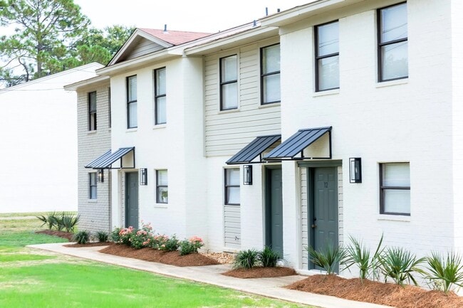 Building Photo - White Columns