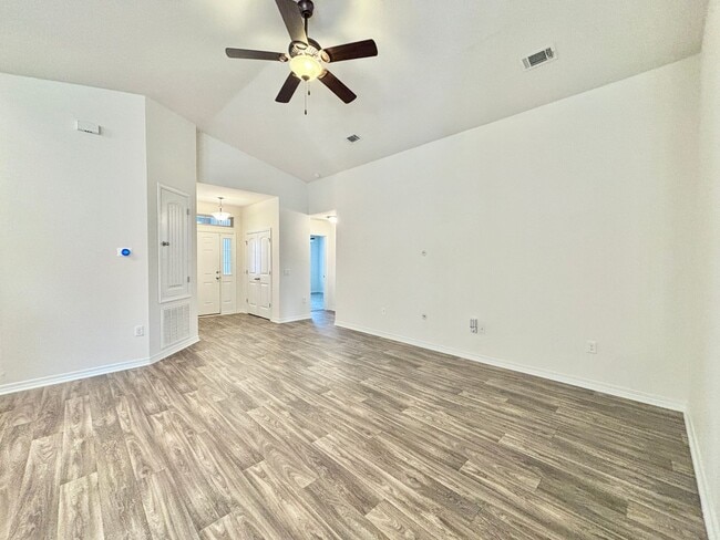 Building Photo - 5637 Peach Dr