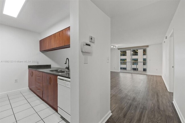 Foto del edificio - 1200 Brickell Bay Dr