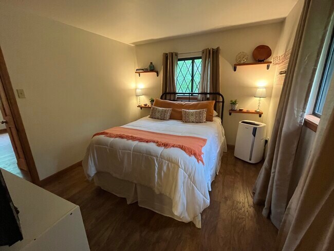 Dormitorio/baño en suite en la planta principal - 161 Piney Woods Dr