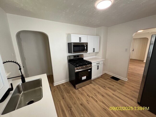 Building Photo - 2015 S Hackley St