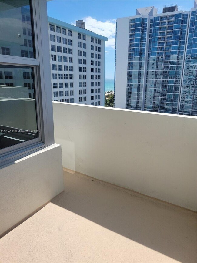 Foto del edificio - 100 Lincoln Rd